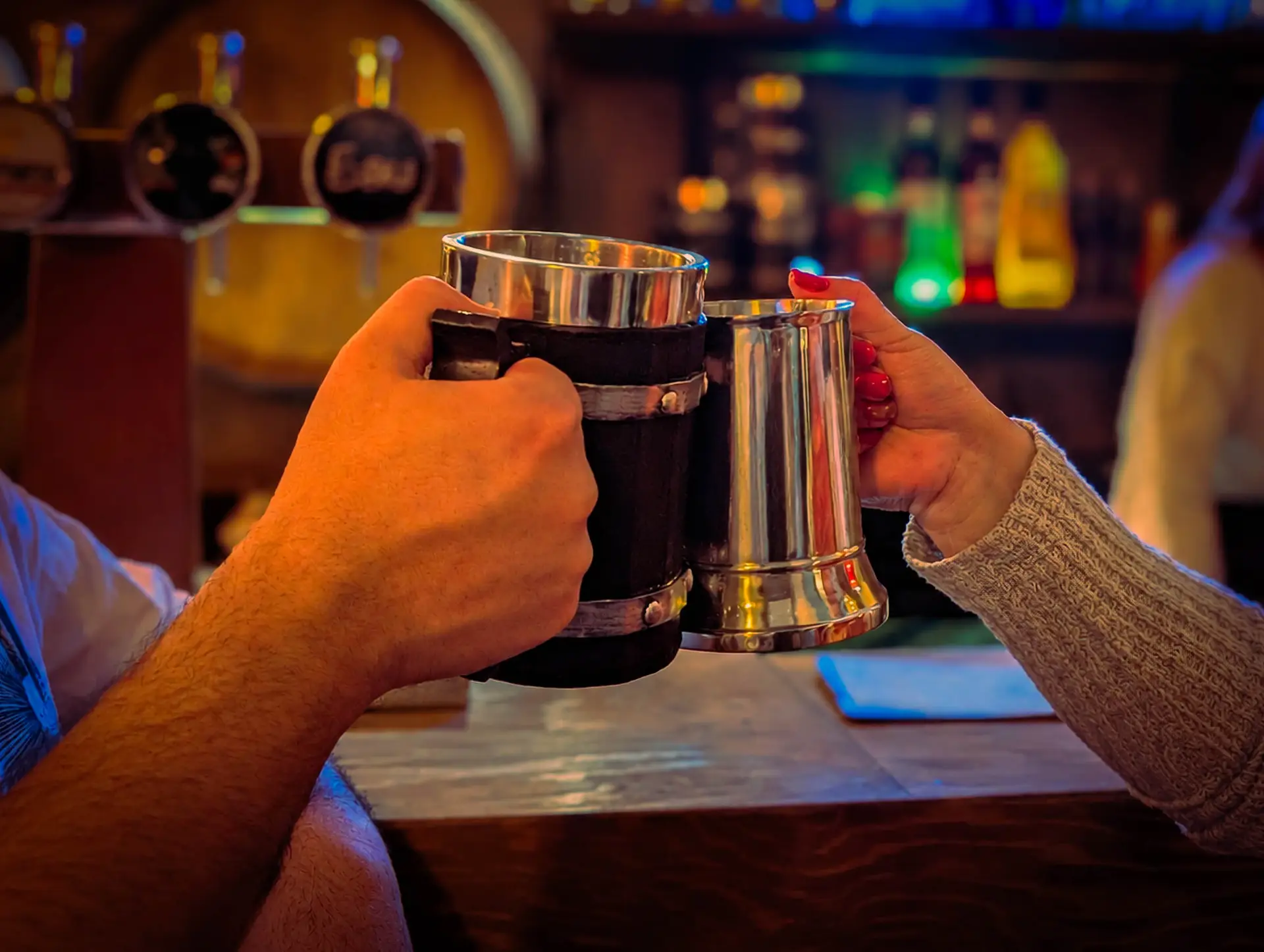 Deux chopes qui trinquent au comptoir du Cristal d'Æther