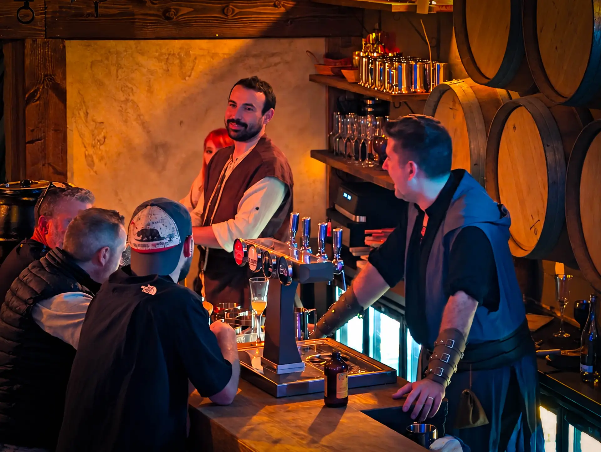Le tavernier sert la bière pression au comptoir du Cristal d'Æther
