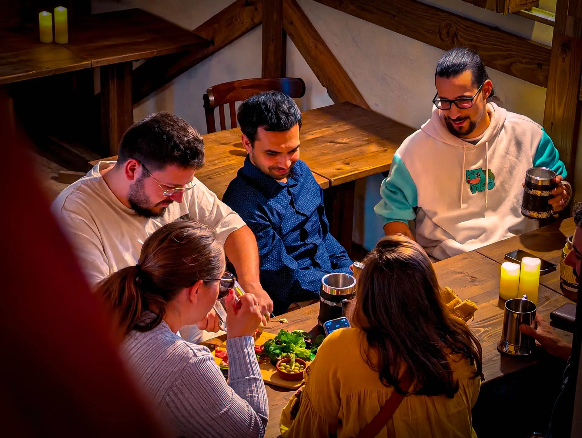 Une tablée d'amis autour d'une planche à partager au Cristal d'Æther, bar immersif à Montpellier